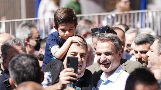 Κυριάκος Μητσοτάκης: Selfies με μικρούς και μεγάλους – Η ανάρτηση από την επίσκεψη στο Μοσχάτο