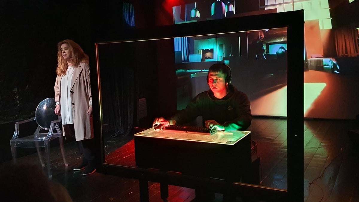 “Motherboard Connected”: Ένα έργο για την εξάρτηση από τα διαδικτυακά παιχνίδια