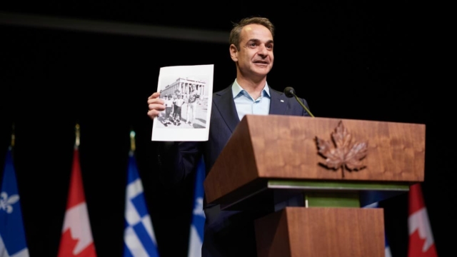 Ατίθασα νιάτα: Η φωτογραφία του νεαρού Τριντό στην Ακρόπολη – Την έδειξε ο Μητσοτάκης στον Καναδά (photos)
