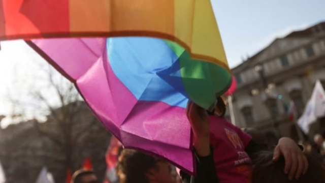 Σάλος στην Ολλανδία: Προτάθηκε να αντικατασταθεί στα μητρώα ο όρος «μητέρα» με το «γονέας από τον οποίο γεννήθηκε το παιδί»