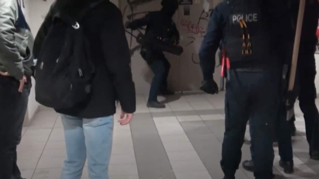 Πανεπιστημιούπολη: Καρέ-καρέ η έφοδος της ΕΛΑΣ στις φοιτητικές εστίες – Συνελήφθησαν τρία άτομα