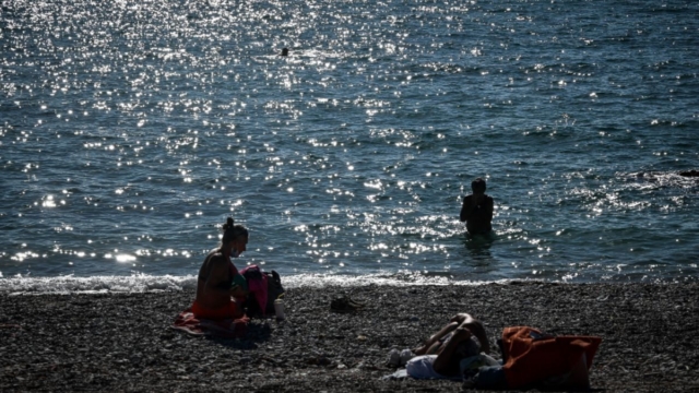 Ρεκόρ υψηλών θερμοκρασιών – Έφεραν το καλοκαίρι οι Αθηναίοι και ξεχύθηκαν στις παραλίες