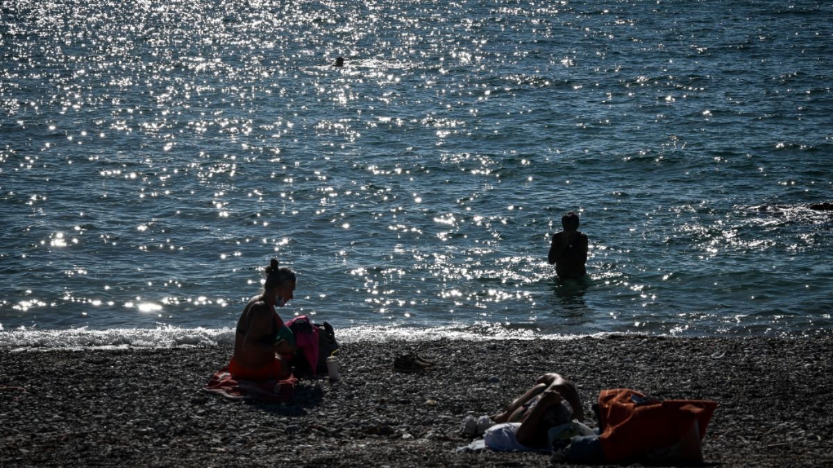 Ρεκόρ υψηλών θερμοκρασιών – Έφεραν το καλοκαίρι οι Αθηναίοι και ξεχύθηκαν στις παραλίες