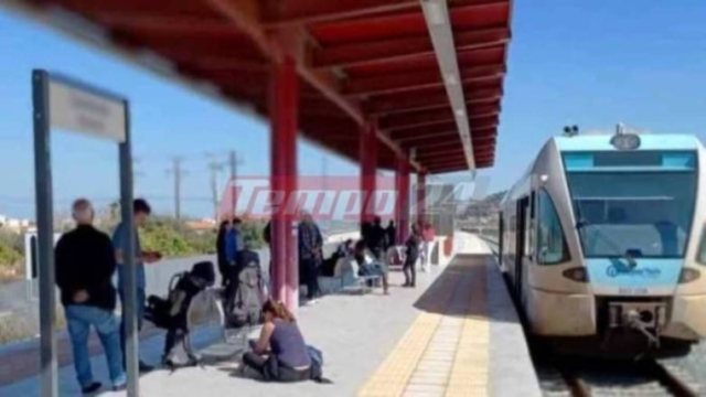 Πανικός στον Προαστιακό: Συρμός έβγαζε καπνούς – Ο μηχανοδηγός κατέβασε άρον άρον τους επιβάτες (photos)