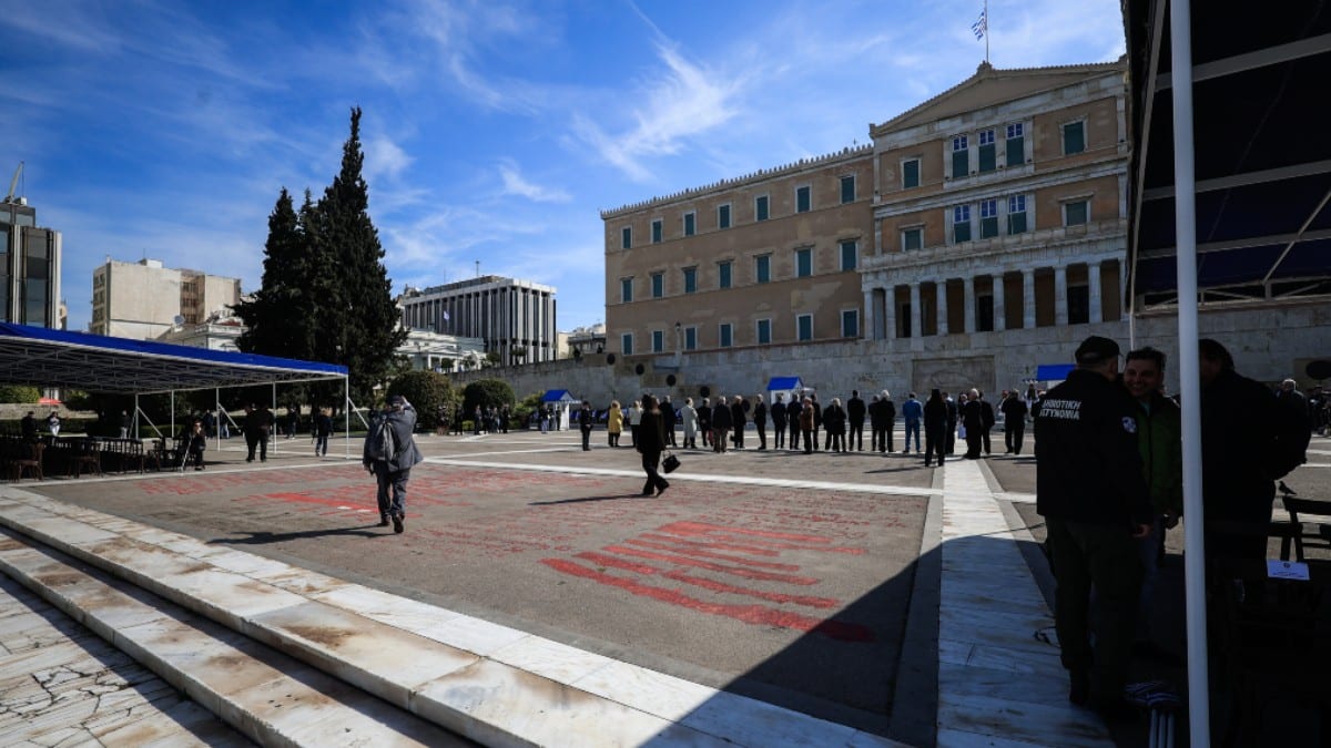 Πρόταση μομφής κατά της κυβέρνησης: Στο «κόκκινο» η πολιτική αντιπαράθεση για τα Τέμπη