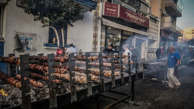 Τσικνοπέμπτη: «Πήραν φωτιά» από νωρίς το πρωί οι ψησταριές – Δείτε βίντεο
