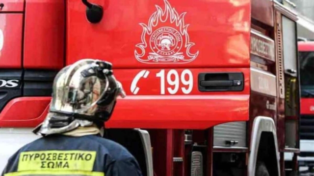 Ρέθυμνο: Συναγερμός στην Πυροσβεστική – Άρπαξε φωτιά στέγη σπιτιού στο Γερακάρι