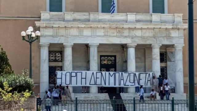 Ρουβίκωνας: Μπήκε στη Βουλή και στο Προεδρικό Μέγαρο με πανό για τα Τέμπη