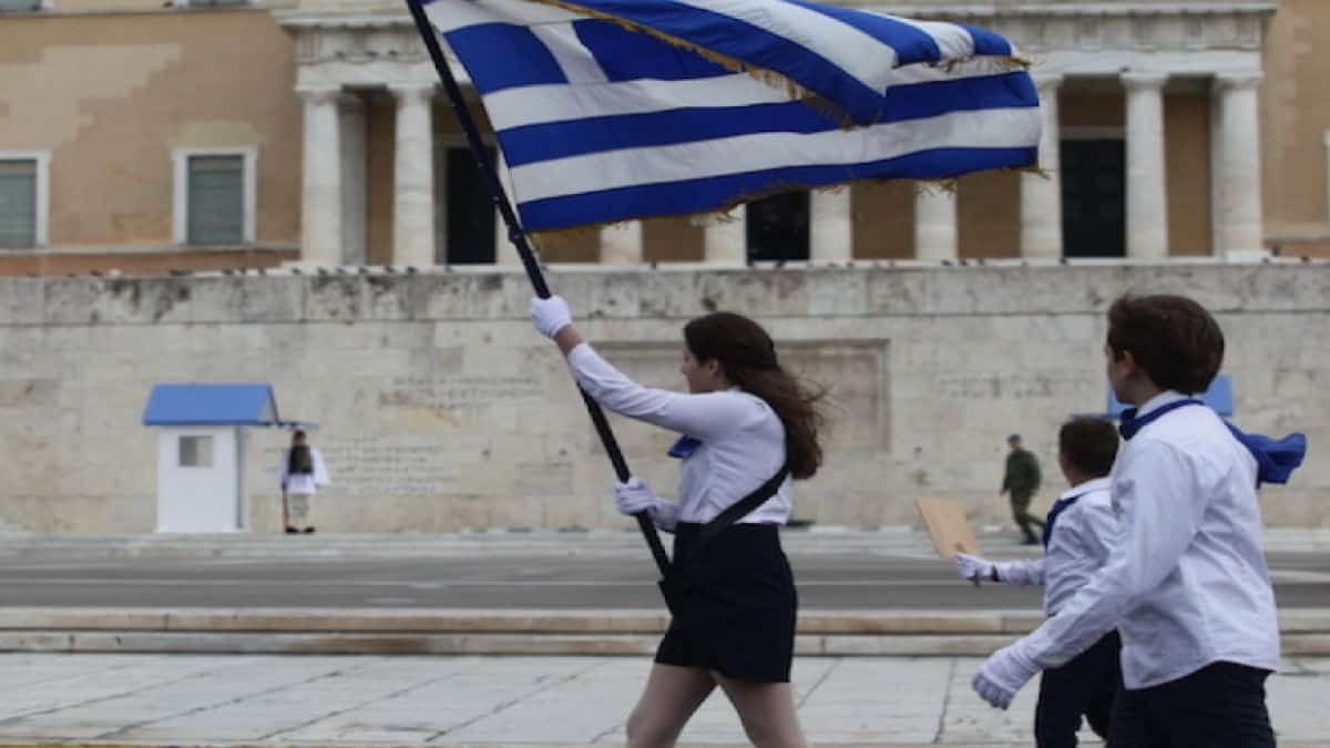 Deepfake: Πλεκτάνη κατά σημαιοφόρου- Της πήραν τη σημαία μέσα από τα χέρια