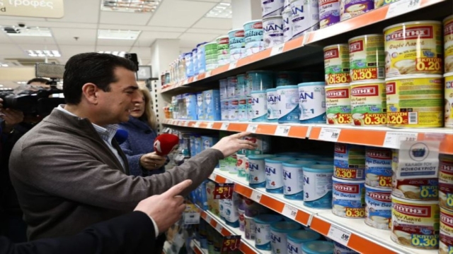 Αυτοψία Σκρέκα σε σουπερμάρκετ την πρώτη ημέρα μείωσης τιμών -«Διαπιστώσαμε πτώση 15% στο βρεφικό γάλα»