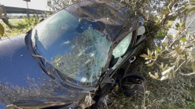 Σοκαριστικό τροχαίο στην Αμφιλοχία: Η στιγμή που αυτοκίνητο εκτρέπεται της πορείας του και παρασύρει ό,τι βρίσκει μπροστά του (video)