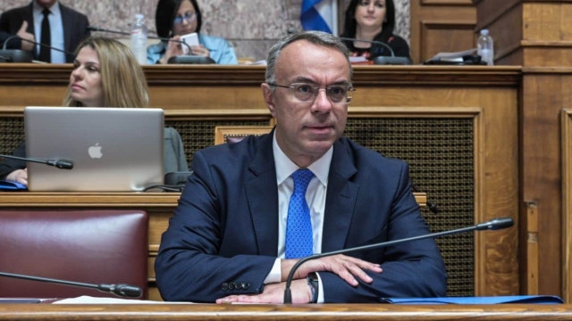 Χρήστος Σταϊκούρας: «Σε 2 χρόνια η αποκατάσταση του σιδηροδρόμου» – Οι υποσχέσεις του υπουργού Μεταφορών έναν χρόνο μετά την τραγωδία των Τεμπών