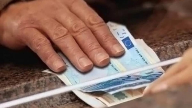 Ευχάριστη ανατροπή για τις συντάξεις Απριλίου: Νωρίτερα στα ATM – Σε δύο δόσεις η πληρωμή
