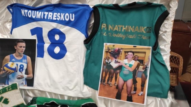 Βουβό πένθος στο τελευταίο αντίο στη Ρούξι Ντουμιτρέσκου: Την αποχαιρέτησαν με τις φανέλες του Παναθηναϊκού και της Εθνικής Ελλάδος (photos)