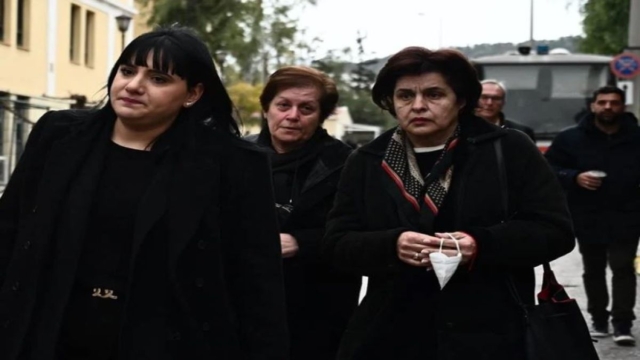 Διακοπή της πρώτης δίκης για τη τραγωδία Τεμπών-Αποζημίωση ζητάνε οι συγγενείς του ελεγκτή