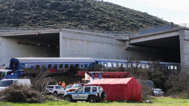 Τραγωδία στα Τέμπη: Ούτε μία ούτε δύο, αλλά 20 ελλείψεις οδήγησαν στο δυστύχημα – Οι ευθύνες και η εικόνα που δείχνει πώς κονιορτοποιήθηκαν τα βαγόνια