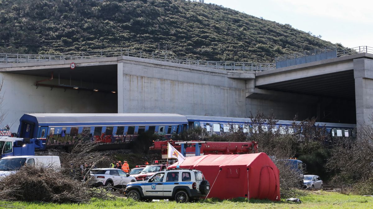 Τραγωδία στα Τέμπη: Ούτε μία ούτε δύο, αλλά 20 ελλείψεις οδήγησαν στο δυστύχημα – Οι ευθύνες και η εικόνα που δείχνει πώς κονιορτοποιήθηκαν τα βαγόνια