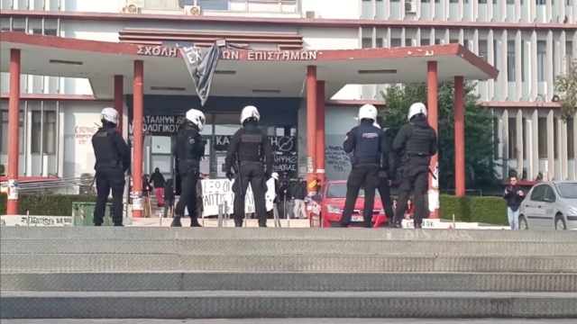 Θεσσαλονίκη: Επέμβαση των ΜΑΤ σε υπό κατάληψη σχολές του ΑΠΘ – Φοιτητές στέκονται μπροστά με πανό (video)