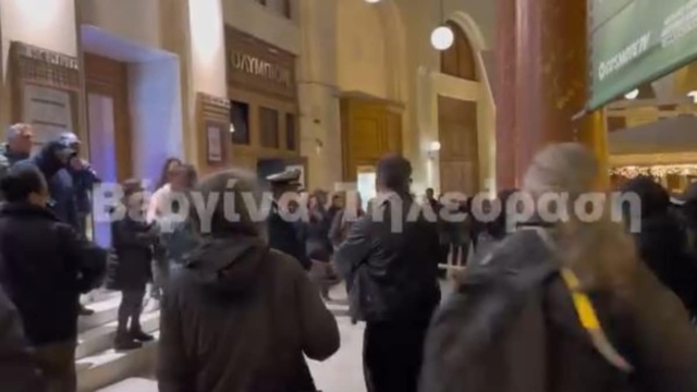 Επίθεση σε αστυνομικό στη Θεσσαλονίκη: «Με κάλεσε αμέσως για να μην τρομάξω» – Σοκαρισμένη η κόρη του μετά τον τραυματισμό του από κουκουλοφόρους
