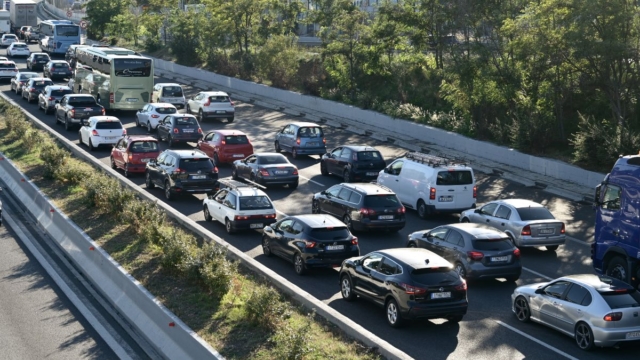 Κίνηση τώρα: «Έμφραγμα» στη Βουλιαγμένης λόγω τροχαίου – Πολλές καθυστερήσεις
