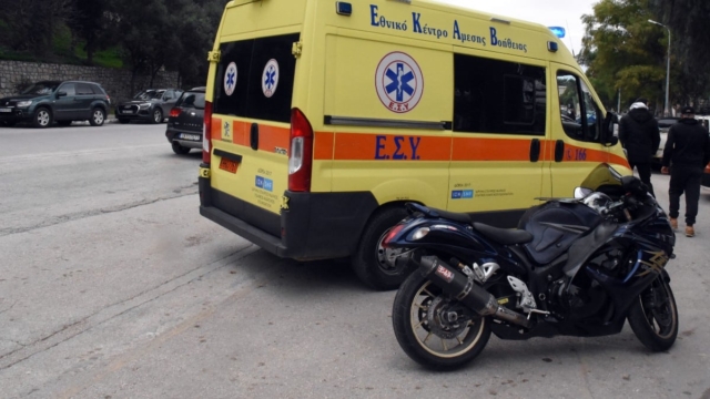 Τροχαίο έξω από το Υπουργείο Πολιτικής Προστασίας – Σοβαρά τραυματισμένος οδηγός μηχανής