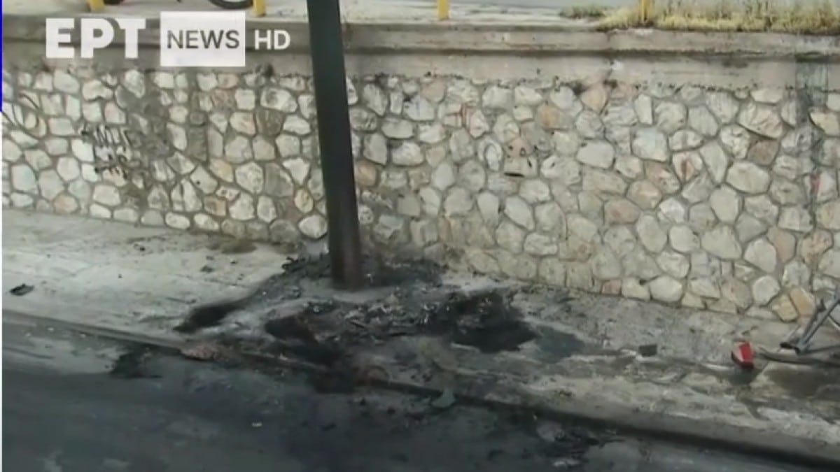 Συναγερμός με τροχαίο στην Νέα Φιλαδέλφεια: Αυτοκίνητο καρφώθηκε σε κολώνα και τυλίχθηκε στις φλόγες!