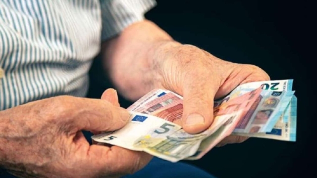 «Χαμόγελα» για χιλιάδες συνταξιούχους: Ανακοινώθηκε η επίσημη ημερομηνία καταβολής των συντάξεων Απριλίου (video)