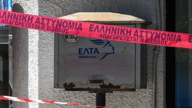 Συναγερμός για ύποπτο φάκελο στα ΕΛΤΑ Μπουρναζίου: Στο νοσοκομείο 2 υπάλληλοι που τον άνοιξαν – Η περιοχή έχει αποκλειστεί