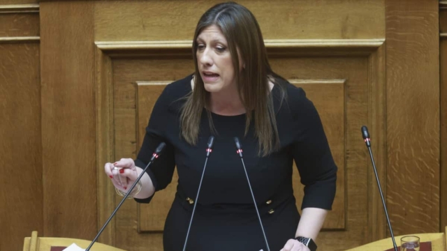 Πρόταση μομφής: Πώς η Ζωή Κωνσταντοπούλου κατάφερε να προκαλέσει διακοπή στη συζήτηση της Βουλής – Θέλει να μιλήσει πριν τον Μητσοτάκη (Live)