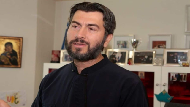 Πατέρας Αντώνιος: Η πρώτη δημόσια εμφάνιση μετά από 1,5 χρόνο – Αγνώριστος ο ιδρυτής της Κιβωτού του κόσμου