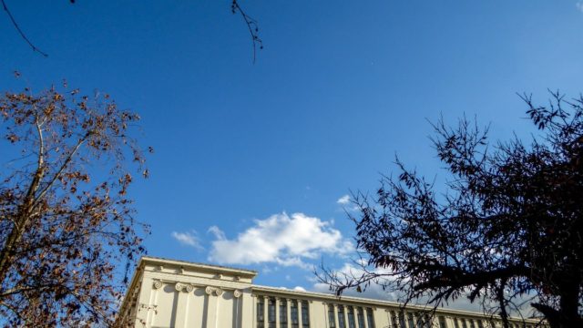 Καιρός σήμερα 9/4: Άνοδος της θερμοκρασίας και τοπικές βροχές – Επιμένουν οι βοριάδες (video)