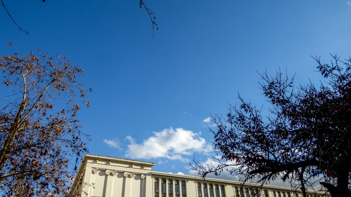 Καιρός σήμερα 9/4: Άνοδος της θερμοκρασίας και τοπικές βροχές – Επιμένουν οι βοριάδες (video)