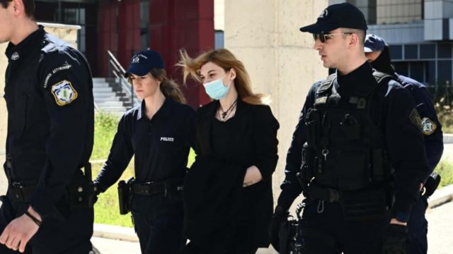 Στο εδώλιο η Ρούλα Πισπιρίγκου: «Τι θέλετε να γίνει, να πεθάνουμε στο δικαστήριο;»