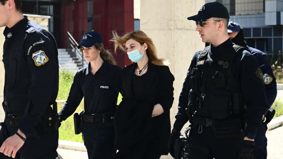 Στο εδώλιο η Ρούλα Πισπιρίγκου: «Τι θέλετε να γίνει, να πεθάνουμε στο δικαστήριο;»