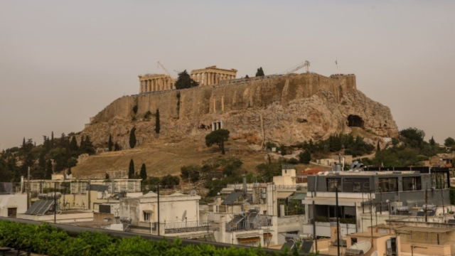 Καιρός σήμερα 25/4: Σποραδικές βροχές και καταιγίδες «καθαρίζουν» την αφρικανική σκόνη