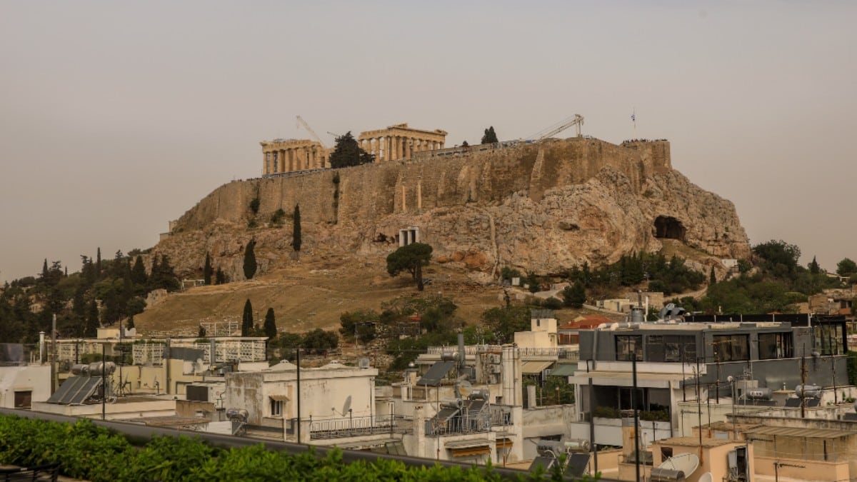 Καιρός σήμερα 25/4: Σποραδικές βροχές και καταιγίδες «καθαρίζουν» την αφρικανική σκόνη