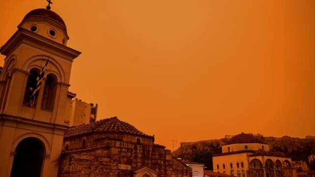 Αφρικανική σκόνη: Timelapse βίντεο με το φαινόμενο «Minerva Red» που «έπνιξε» την Αθήνα