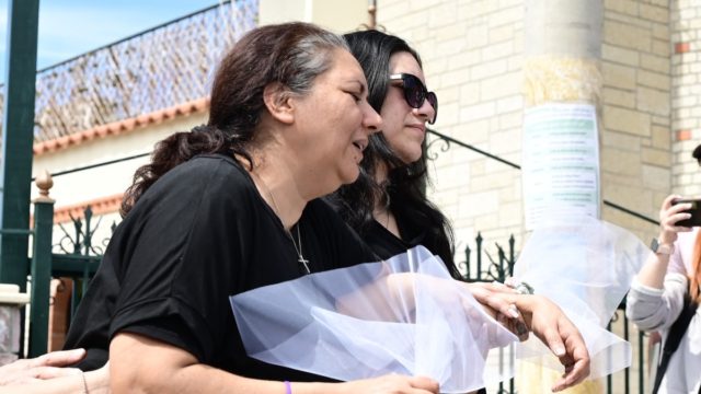 «Πού το πάνε το παιδί μου» – Οδυρμός από τη μάνα της Κυριακής, κατέρρευσε έξω από την εκκλησία στους Αγίους Αναργύρους