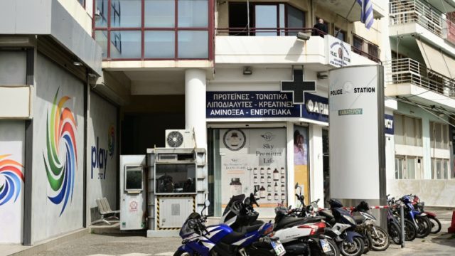 Γυναικοκτονία στους Αγίους Αναργύρους: Έφτασε στα δικαστήρια ο 39χρονος δολοφόνος – Οι πολίτες τον αποδοκίμασαν (video)