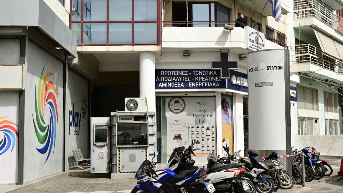 Γυναικοκτονία στους Αγίους Αναργύρους: Έφτασε στα δικαστήρια ο 39χρονος δολοφόνος – Οι πολίτες τον αποδοκίμασαν (video)