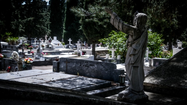 Θεσσαλονίκη: Άγριο επεισόδιο σε νεκροταφείο – Άρπαξε μαρμάρινο Σταυρό και χτύπησε τη νύφη του στο κεφάλι