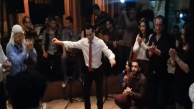 Να ζήσει το Αϊβαλί: Το ζεϊμπέκικο που αγγίζει το 1.000.000 views και μας κάνει περήφανους!