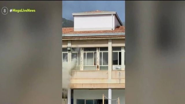 Βίντεο από τη φωτιά σε ΕΠΑΛ στην Άμφισσα: Πυκνοί καπνοί και μαθητές να ζητούν βοήθεια στο παράθυρο (video)