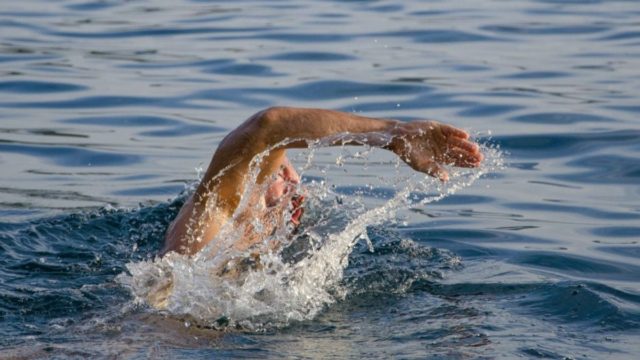 Πέτυχε το αδύνατο: Κολύμπησε σχεδόν 3 μέρες στη θάλασσα χωρίς διακοπή και τερμάτισε νικητής (video)