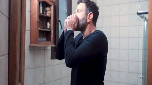 Η γη της ελιάς (4/4): Ο Μάνος “τρελαίνεται” από τα ναρκωτικά – Σε απόγνωση η γυναίκα του