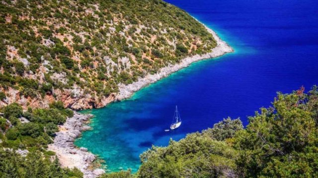 Η «πλανεύτρα» παραλία σε νησί του Ιονίου με τα καταγάλανα νερά – Εκεί θα περάσεις την μέρα σου με 5 ευρώ!