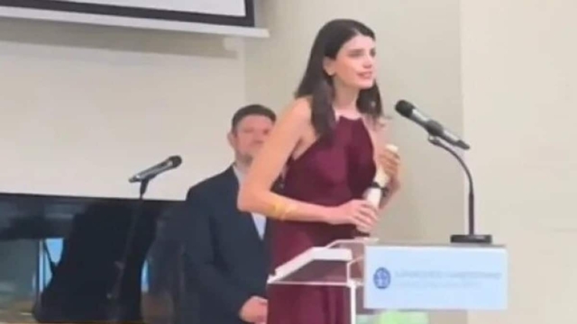 Viral αποφοίτηση στο «Χαροκόπειο»: Πήρε πτυχίο και ευχαρίστησε δημόσια την… Άννα Βίσση! (video)