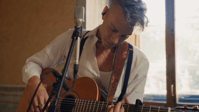 Ο χαρισματικός Asaf Avidan στο Θέατρο Λυκαβηττού στις 12 Ιουλίου