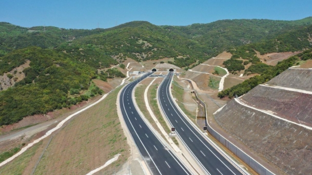 Εγκαίνια για τον αυτοκινητόδρομο Ε65: Σε 3 ώρες η διαδρομή «Αθήνα-Τρίκαλα» – Τα χαρακτηριστικά και το κόστος στα διόδια (video)