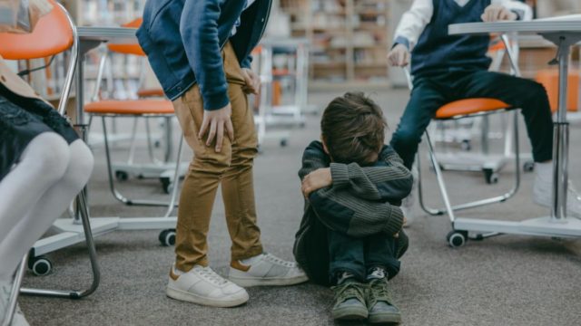 Μέτρα κατά του bullying: Τι αλλάζει σε αποβολές, απουσίες και κινητά τηλέφωνα στα σχολεία